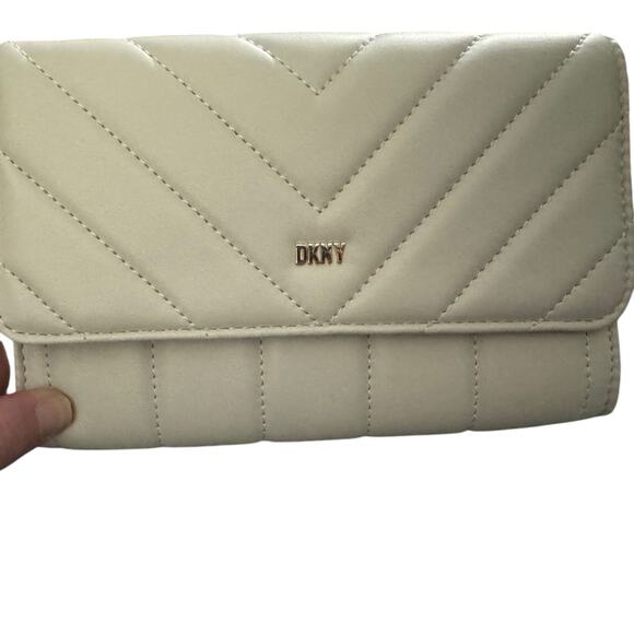 DKNY Veronica Large Quilted PVC Shoulder / Crossbody, New with Tag MSRP $148 - Picture 2 of 7